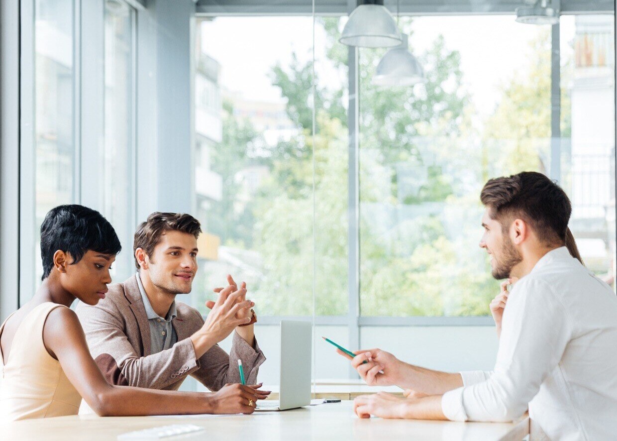 businesspeople-working-and-brainstorming-on-meetin-PHWQNJB_1920x1080-1